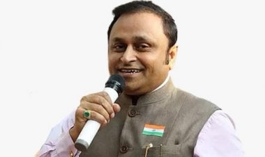 Dr Padmakar K Nandekar of Cuffe Parade Resident Association meets Aditya Thackeray to Discuss Water & Traffic Management Issues.